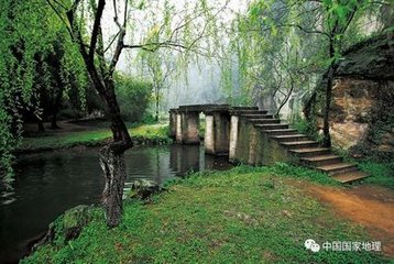 奉和虢州劉給事使君三堂新題二十一詠。月池