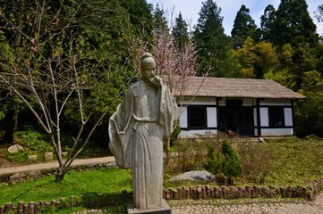 廬山草堂夜雨獨宿寄牛二李七庾三十二員外