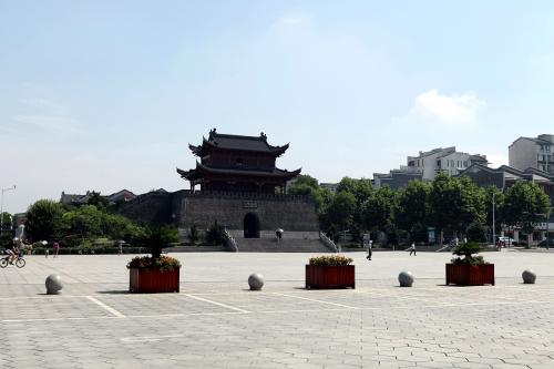 登巴陵開(kāi)元寺西閣，贈(zèng)衡岳僧方外