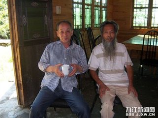 攜諸山客同上香爐峰，遇雨而還，沾濡狼藉，