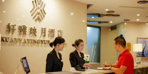 庚辰六月陪謹齋準軒雅山游西禪超師院以柳詩