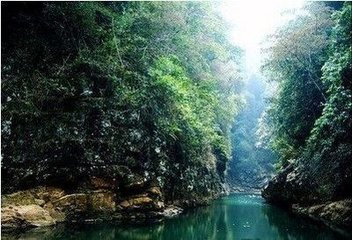 貞女峽（在連州桂陽縣，秦時有女子化石在東岸穴中）