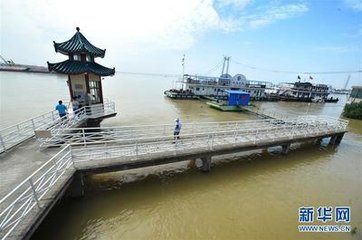 岳陽(yáng)館中望洞庭湖