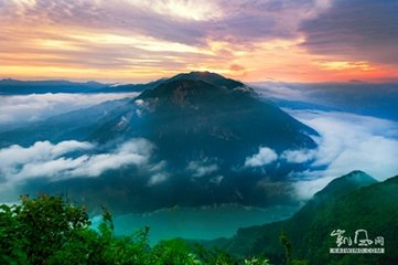 白鹽山（白鹽崖高千馀丈，在州城東十七里）