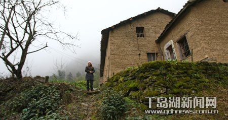 題睦州郡中千峰榭