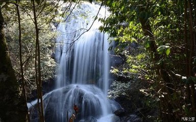 過(guò)貴溪數(shù)里望月巖作