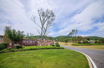 息舟荊溪，入陽羨南山，游善權(quán)寺，呈李功曹