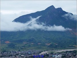 浪淘沙·云藏鵝湖山