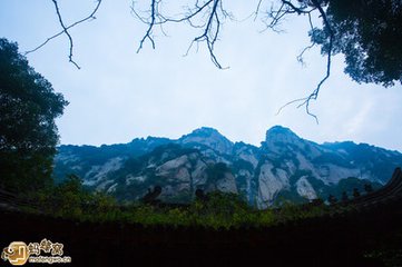 病中午后登山閒步遙見園亭有以帟張欄處久而