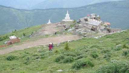 水西寺東樓曉起聞鶯