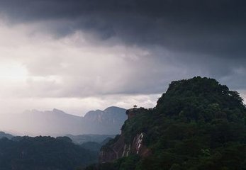 山行遇雨