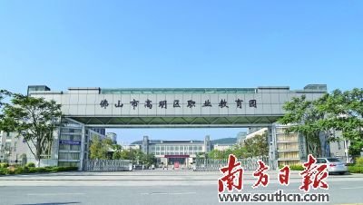 余每至陳氏輒終日奄留廳事高明頗妨偃息以可