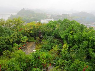 雨歲錦屏之游不克見(jiàn)鄭令因以寄之