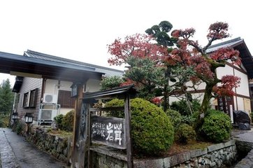 又是和夜雨宿村舍