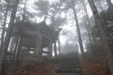 夜宿天池，月下聞雷，次早知山下大雨